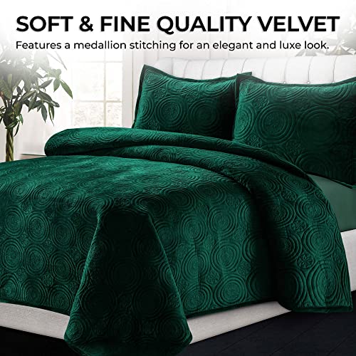 Tribeca Living Oversized Velvet Quilt, Three Piece Queen Bed Set, 260GSM Soft Velvet Quilted Set Includes One Quilt & Two Sham Pillowcases, Capri Emerald Green