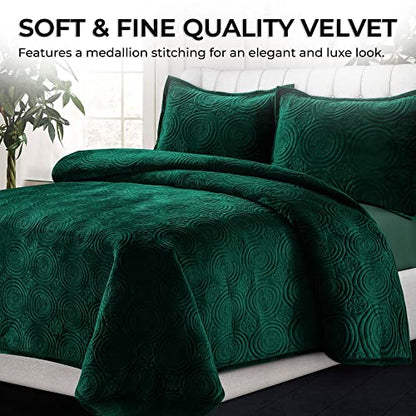  Tribeca Living Oversized Velvet Quilt, Three Piece Queen Bed Set, 260GSM Soft Velvet Quilted Set Includes One Quilt & Two Sham Pillowcases, Capri Emerald Green