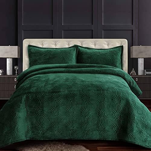  Tribeca Living Oversized Velvet Quilt, Three Piece Queen Bed Set, 260GSM Soft Velvet Quilted Set Includes One Quilt & Two Sham Pillowcases, Capri Emerald Green